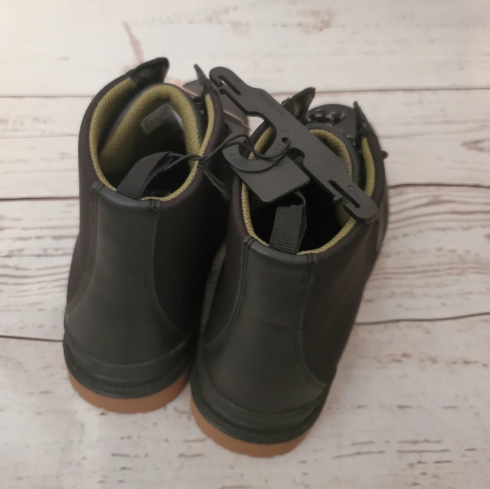 Wonder Nation boy's boots with non-marking outsole black size 6